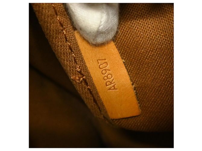 Louis Vuitton Saumur Monogram Canvas 43 Castaño - vista 4