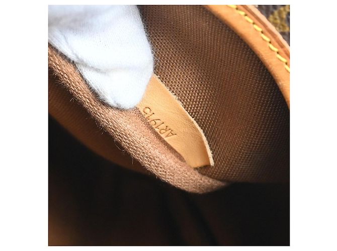 Louis Vuitton Saumur Monogram Canvas 35 Marrone - vista 4