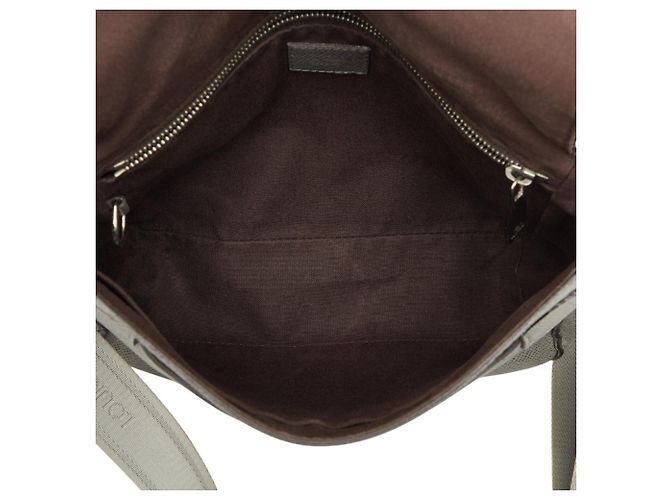 Borsa a tracolla e a spalla Louis Vuitton Taiga Roman PM Marrone - vista 10