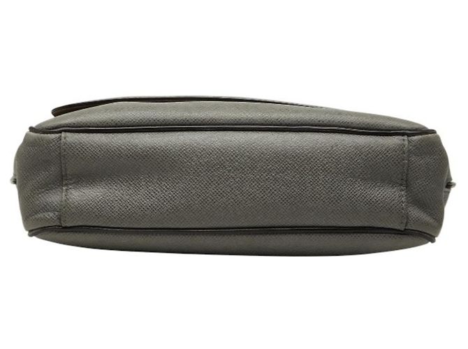 Borsa a tracolla e a spalla Louis Vuitton Taiga Roman PM Marrone - vista 3