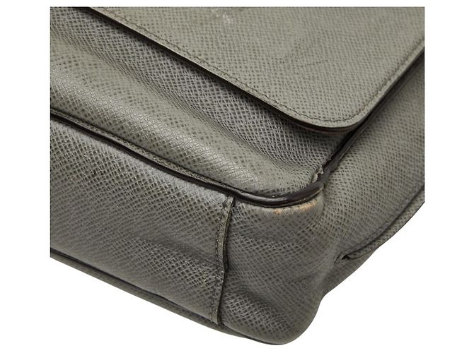 Borsa a tracolla e a spalla Louis Vuitton Taiga Roman PM Marrone - vista 4
