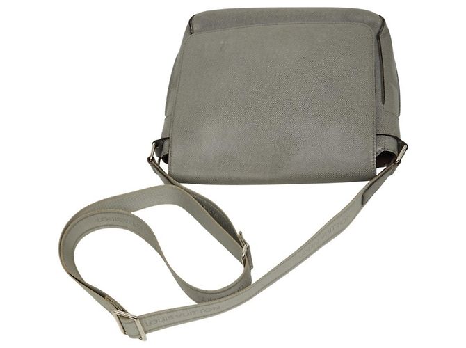 Borsa a tracolla e a spalla Louis Vuitton Taiga Roman PM Marrone - vista 8