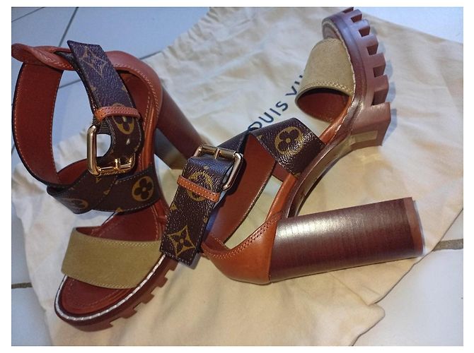 Louis Vuitton Sandali platform Monogram Suede Marrone Beige - vista 5