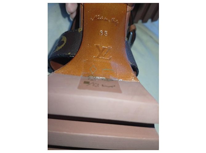 Louis Vuitton Sandali platform Monogram Suede Marrone Beige - vista 9