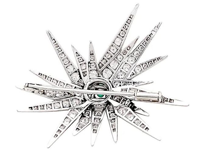 Autre Marque Spilla "Étoile", oro bianco, platino, smeraldi e diamanti. - vista 4