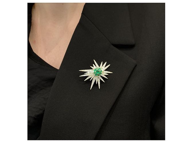 Autre Marque Spilla "Étoile", oro bianco, platino, smeraldi e diamanti. - vista 5