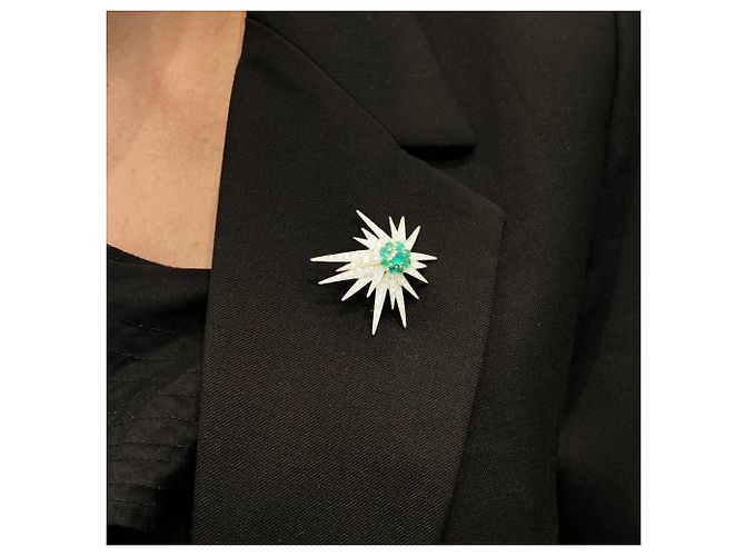 Autre Marque Spilla "Étoile", oro bianco, platino, smeraldi e diamanti. - vista 6