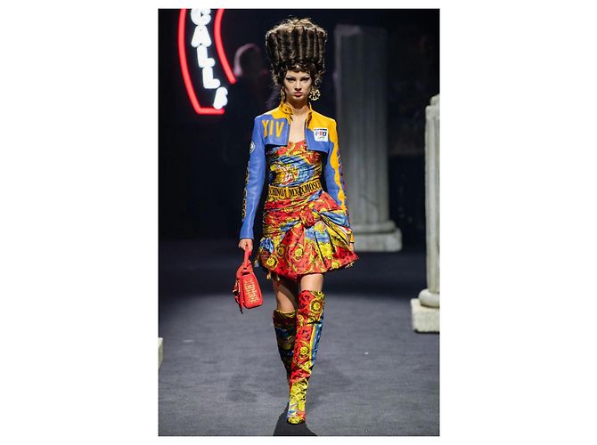 Moschino Botas Mosqueteras Estampado Barroco Pre-Fall 2019 Roja Azul Dorado Amarillo - vista 4