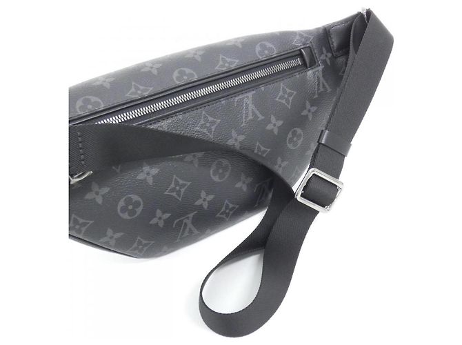 Borsa a tracolla Louis Vuitton Monogram Eclipse Discovery Bumbag PM Nero - vista 4