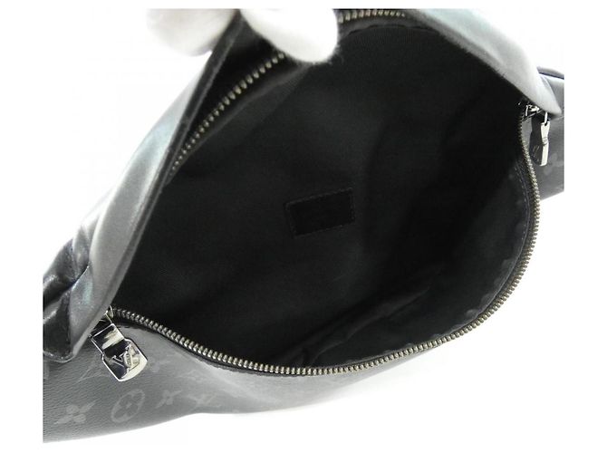 Borsa a tracolla Louis Vuitton Monogram Eclipse Discovery Bumbag Nero - vista 10