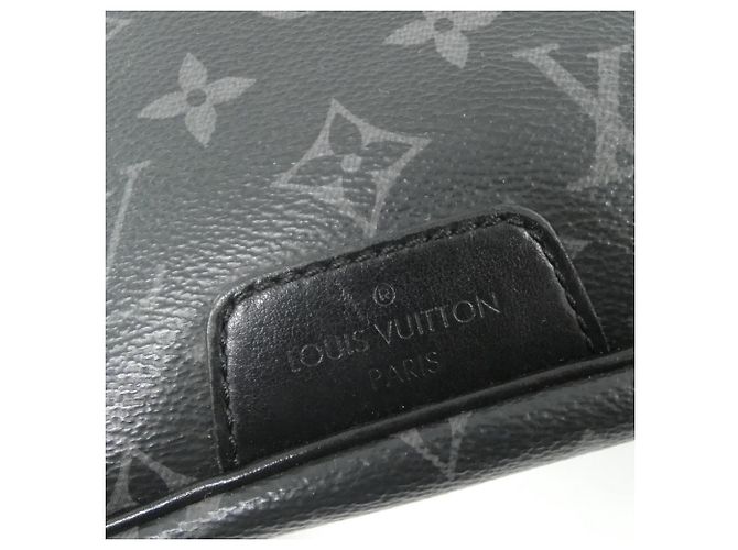 Borsa a tracolla Louis Vuitton Monogram Eclipse Discovery Bumbag Nero - vista 4