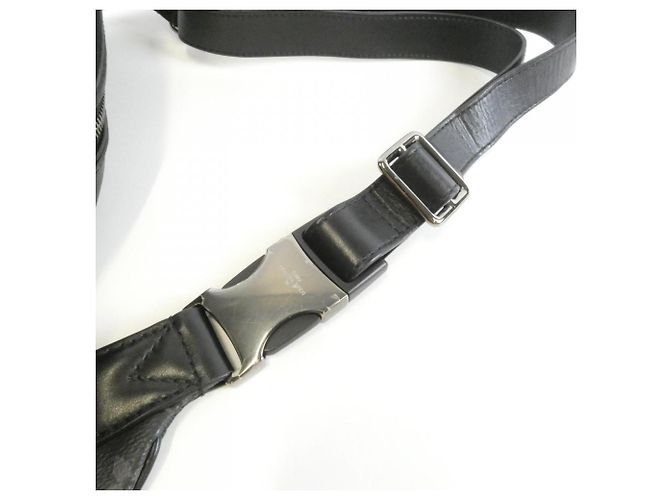 Borsa a tracolla Louis Vuitton Monogram Eclipse Discovery Bumbag Nero - vista 6