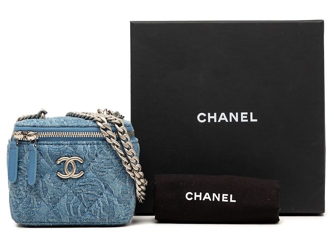 Vanity Necessaire Chanel Blue Mini em denim acolchoado com camélia Sweetheart e corrente Azul - vista 8