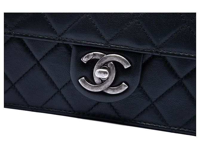 Chanel Black Medium Quilted Goatskin Chic Pearls Flap Nero - vista 5