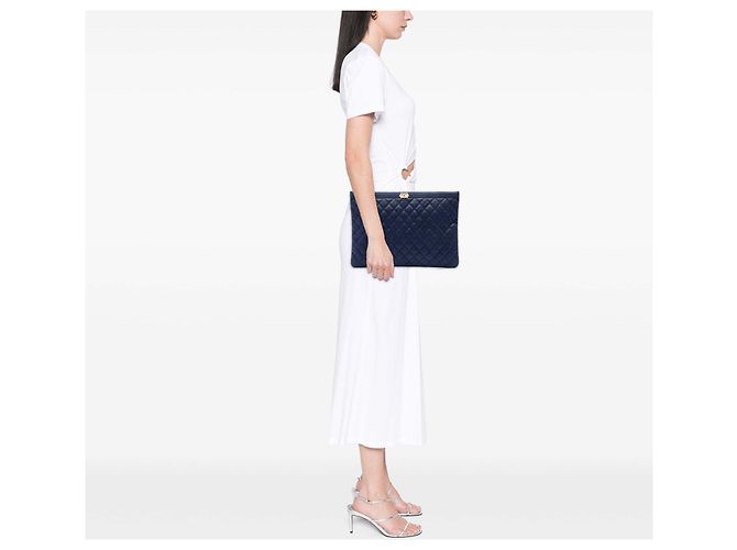 Clutch Chanel Blue Large Quilted Caviar Boy O Case Blu navy - vista 6