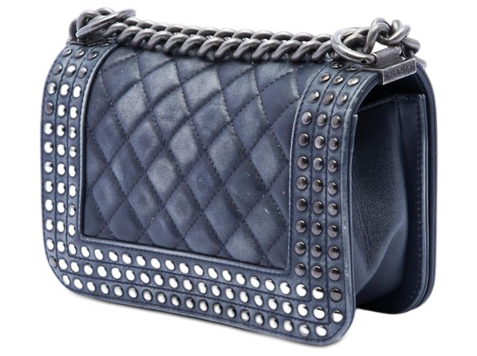Chanel Blue Paris Dallas Small Quilted Distressed Calfskin Studded Boy Flap Blu navy - vista 2