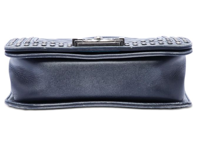 Chanel Blue Paris Dallas Small Quilted Distressed Calfskin Studded Boy Flap Blu navy - vista 3