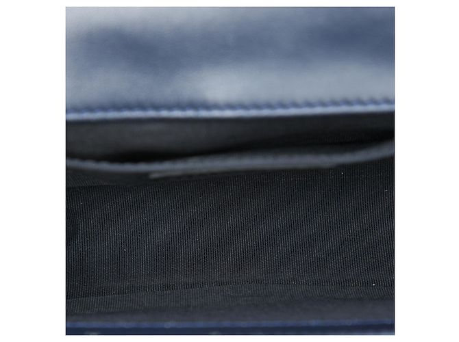 Chanel Blue Paris Dallas Small Quilted Distressed Calfskin Studded Boy Flap Blu navy - vista 4