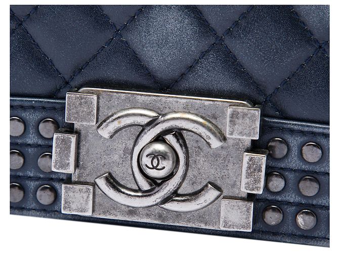 Chanel Blue Paris Dallas Small Quilted Distressed Calfskin Studded Boy Flap Blu navy - vista 5
