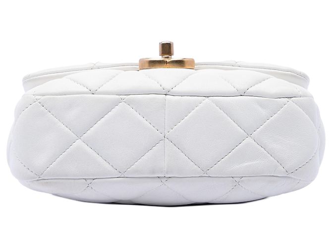 Chanel Mini Flap de cordero acolchado blanco con cadena lacada - vista 3