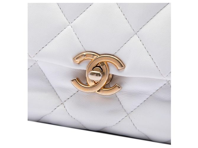 Chanel Mini Flap de cordero acolchado blanco con cadena lacada - vista 5
