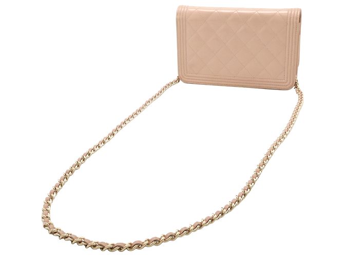 Cartera Chanel Boy acolchada en charol rosa con cadena - vista 2