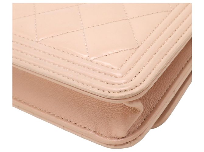Cartera Chanel Boy acolchada en charol rosa con cadena - vista 7