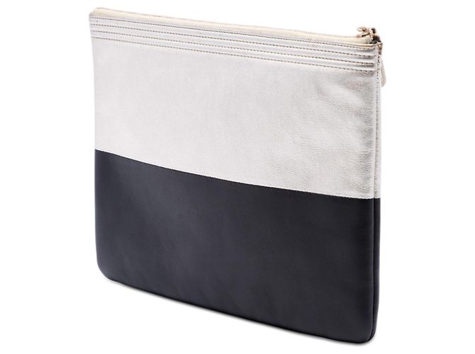 Clutch Boy O Case in pelle di capra bicolore nero Medium di Chanel - vista 2