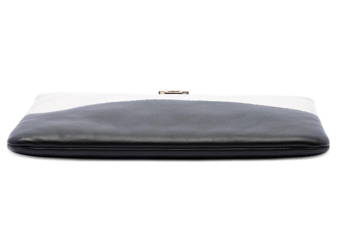 Clutch Boy O Case in pelle di capra bicolore nero Medium di Chanel - vista 3