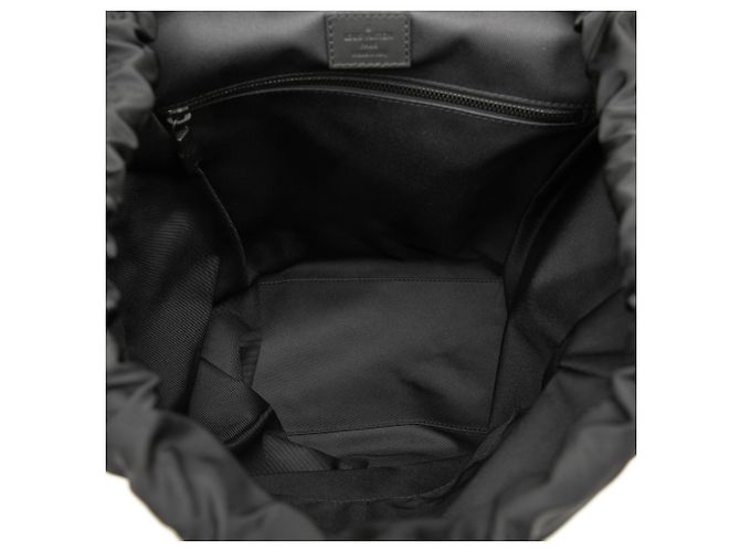 Mochila Louis Vuitton Black Monogram Shadow Discovery Preto - vista 4