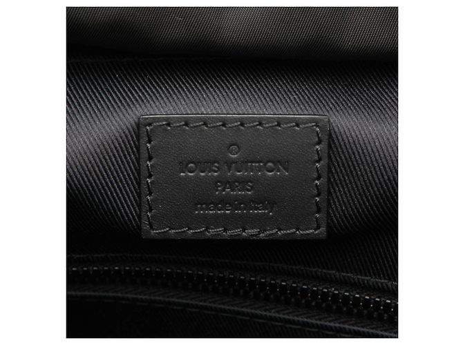 Mochila Louis Vuitton Black Monogram Shadow Discovery Preto - vista 5