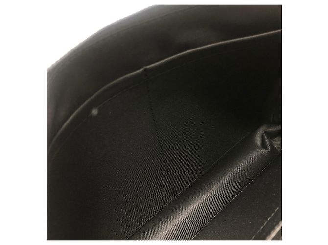 Borsa Pochette Voyage Souple Louis Vuitton M82545 Nero - vista 13
