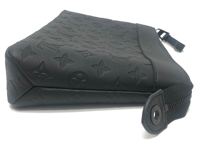 Borsa Pochette Voyage Souple Louis Vuitton M82545 Nero - vista 4