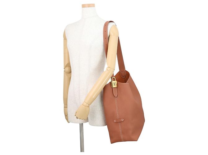 Borsa a tracolla Louis Vuitton Low Key Hobo MM Cognac - vista 4