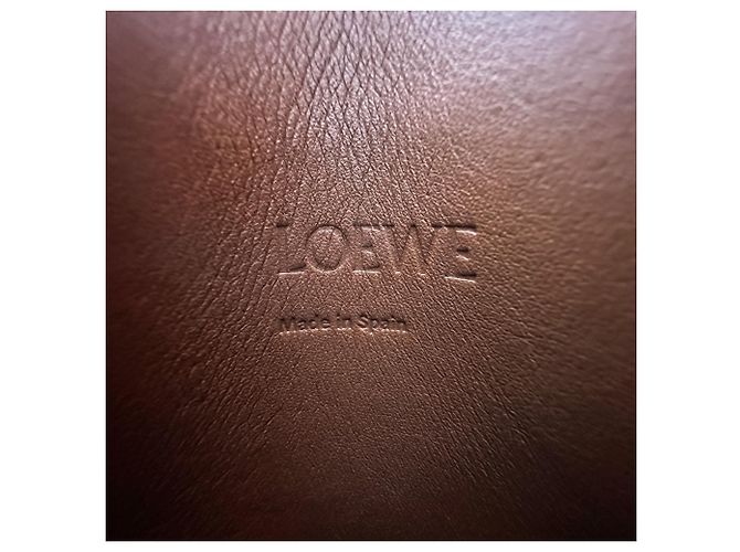 Borsa a tracolla in pelle Loewe Anagram Dice Pocket Marrone - vista 11