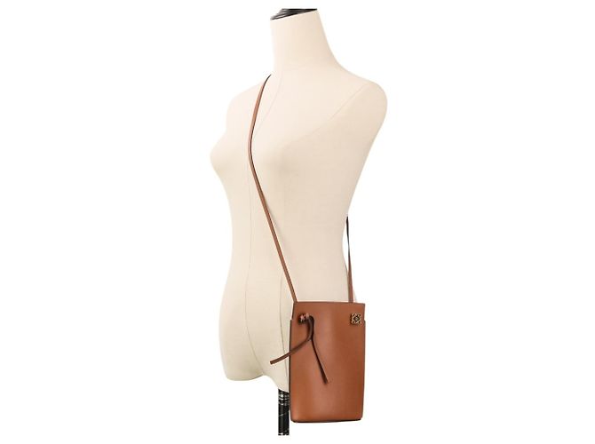 Borsa a tracolla in pelle Loewe Anagram Dice Pocket Marrone - vista 12