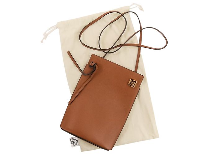 Borsa a tracolla in pelle Loewe Anagram Dice Pocket Marrone - vista 13