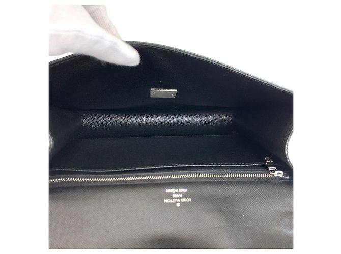 Clutch in pelle Louis Vuitton Taiga Selenga Nero - vista 7
