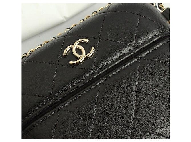 Chanel Mini borsa a tracolla della serie Black Gold-tone Around Chain Nero - vista 6