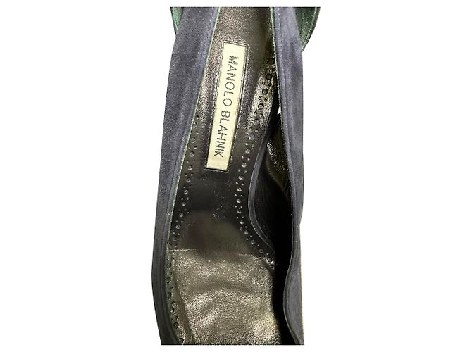 Scarpin de bico fino com recortes Manolo Blahnik em camurça azul marinho - vista 10