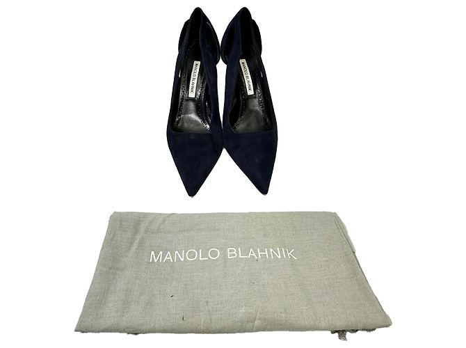 Scarpin de bico fino com recortes Manolo Blahnik em camurça azul marinho - vista 12