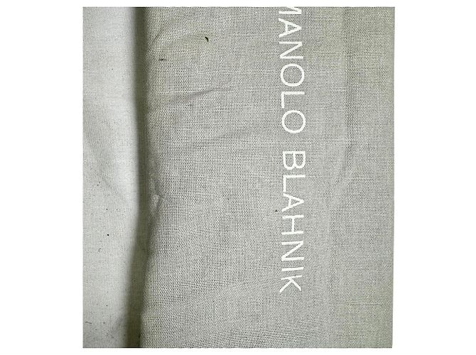 Scarpin de bico fino com recortes Manolo Blahnik em camurça azul marinho - vista 13