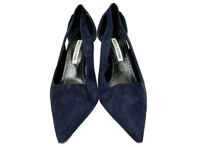 Scarpin de bico fino com recortes Manolo Blahnik em camurça azul marinho - vista 2