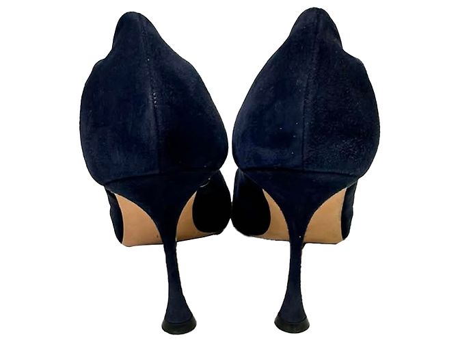 Scarpin de bico fino com recortes Manolo Blahnik em camurça azul marinho - vista 3