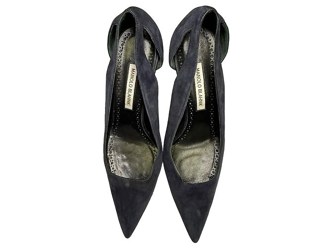 Scarpin de bico fino com recortes Manolo Blahnik em camurça azul marinho - vista 5