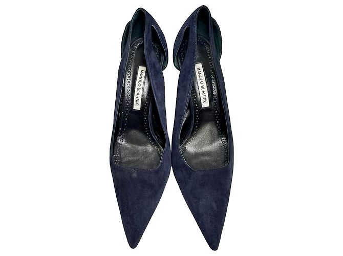 Scarpin de bico fino com recortes Manolo Blahnik em camurça azul marinho - vista 6