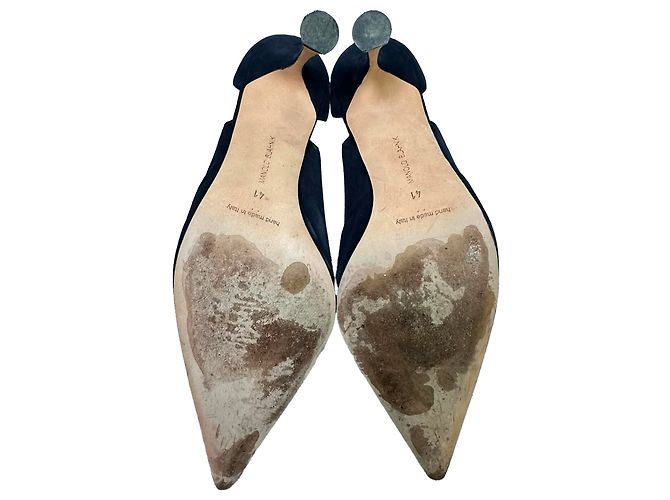 Scarpin de bico fino com recortes Manolo Blahnik em camurça azul marinho - vista 7