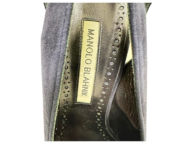 Scarpin de bico fino com recortes Manolo Blahnik em camurça azul marinho - vista 8
