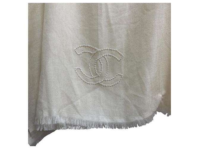 Stola in cashmere Chanel con logo Coco e perle Bianco Crudo - vista 3