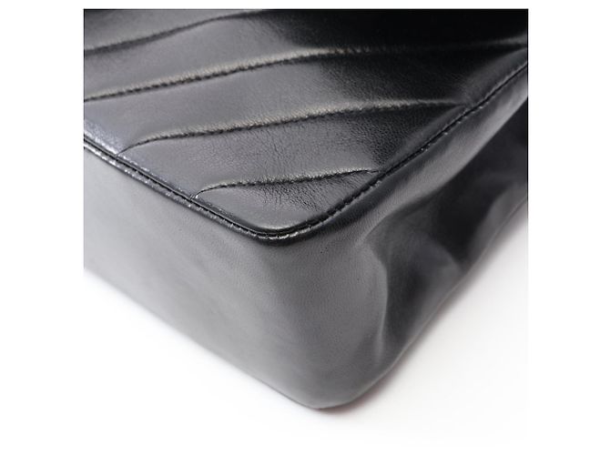 Timeless Borsa a spalla a doppio flap in chevron V-stitch di Chanel Nero - vista 10